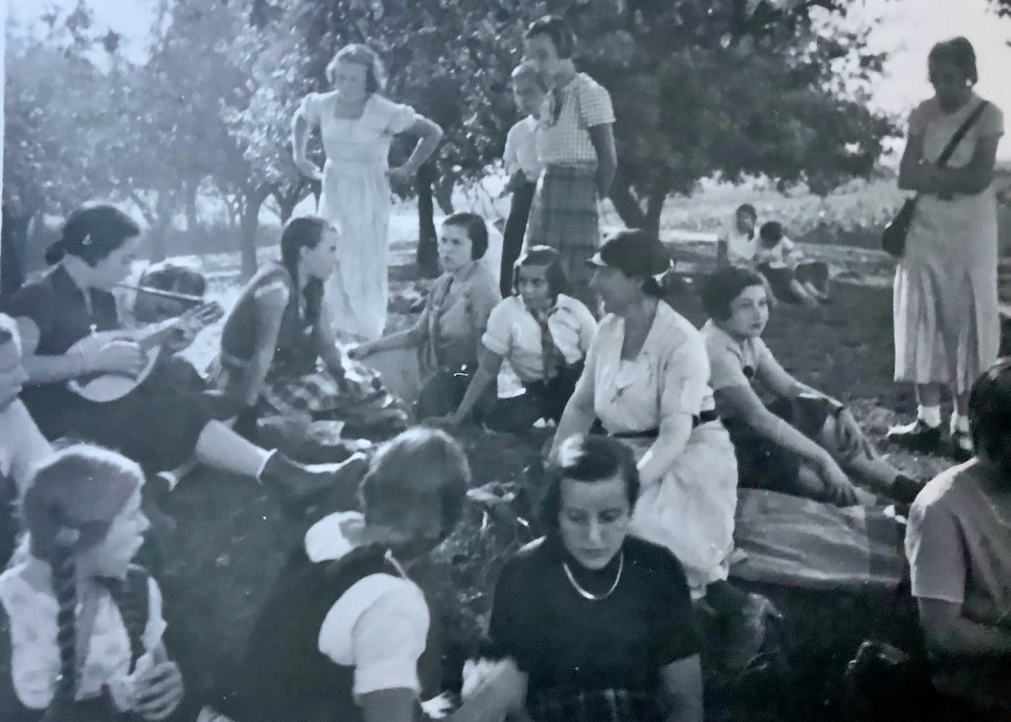 Schulausflug des Lyzeums 1933: Ilse mittig sitzend mit Halstuch, Lotti rechts hinter der Lehrerin im weißen Kleid